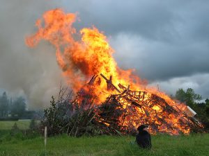 800px-Midsummer_bonfire